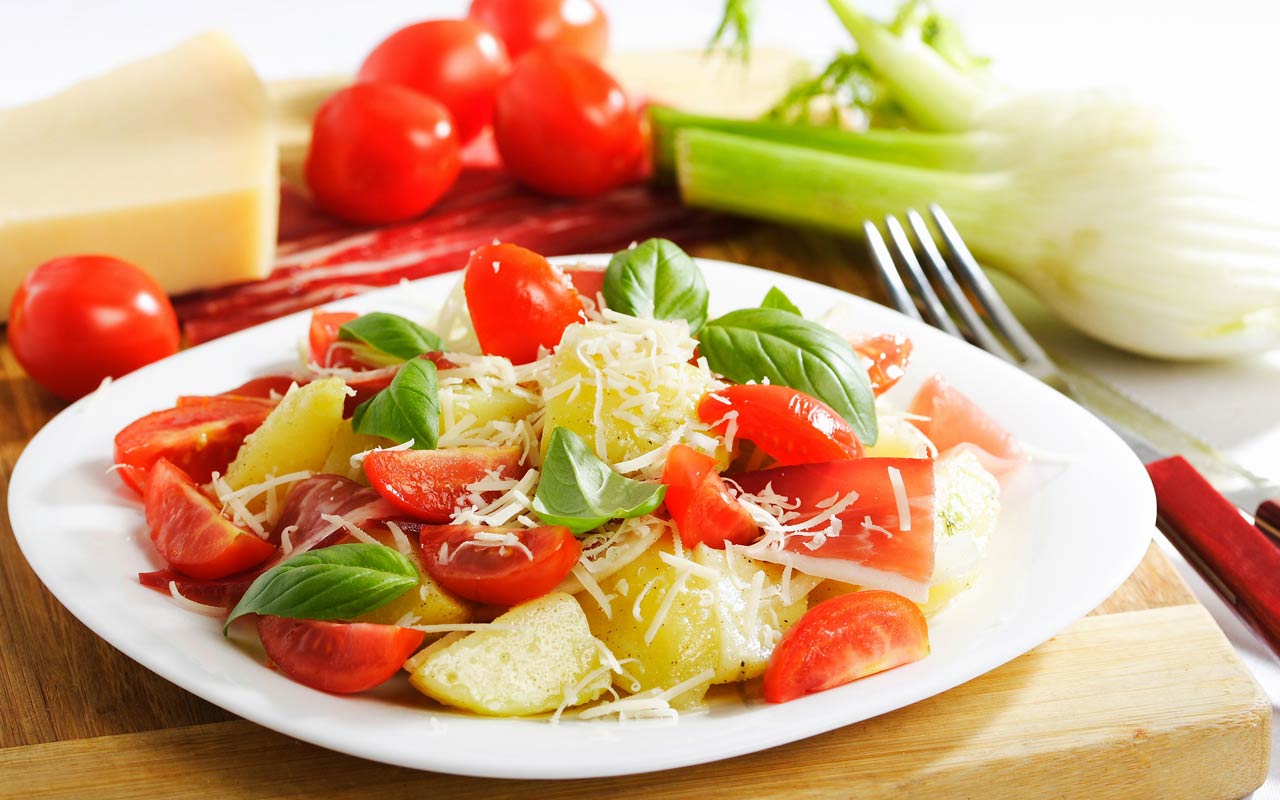 Insalata di patate e pomodorini freschi Insalata di patate e pomodorini freschi - Ricette Selenella
