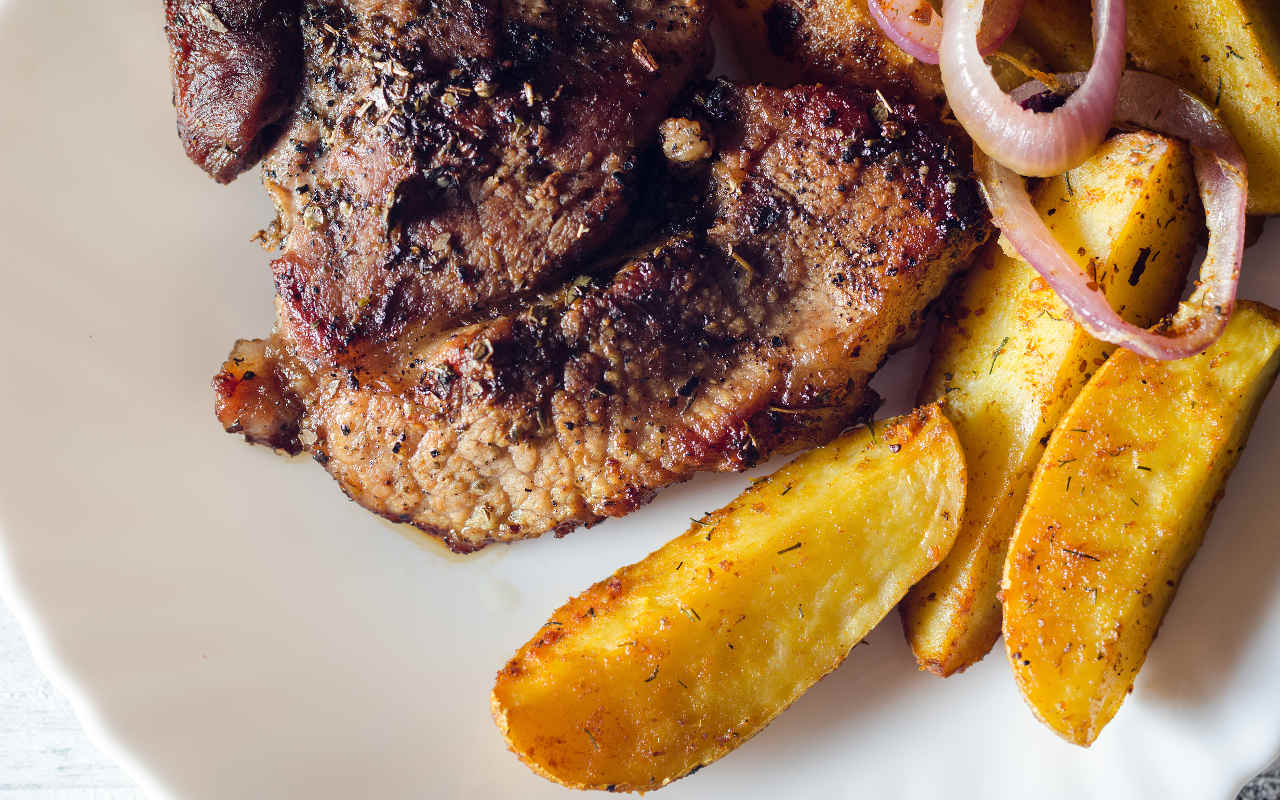 Lombatina di agnello in crosta di patate Selenella Montanara ed erbe fini - Ricette Selenella