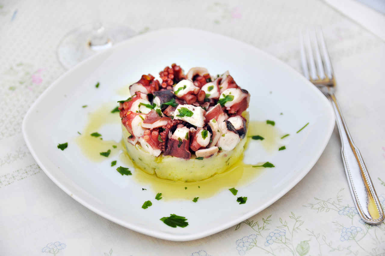 Insalata di polipetti su crema di patate con scaglie di grana e rucola - Ricette Selenella