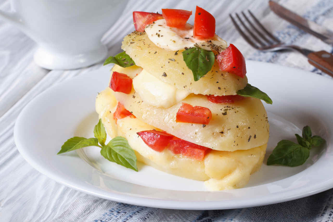 Millefoglie di rosti di patate Selenella, mozzarella di bufala e pomodoro candito - Ricette Selenella