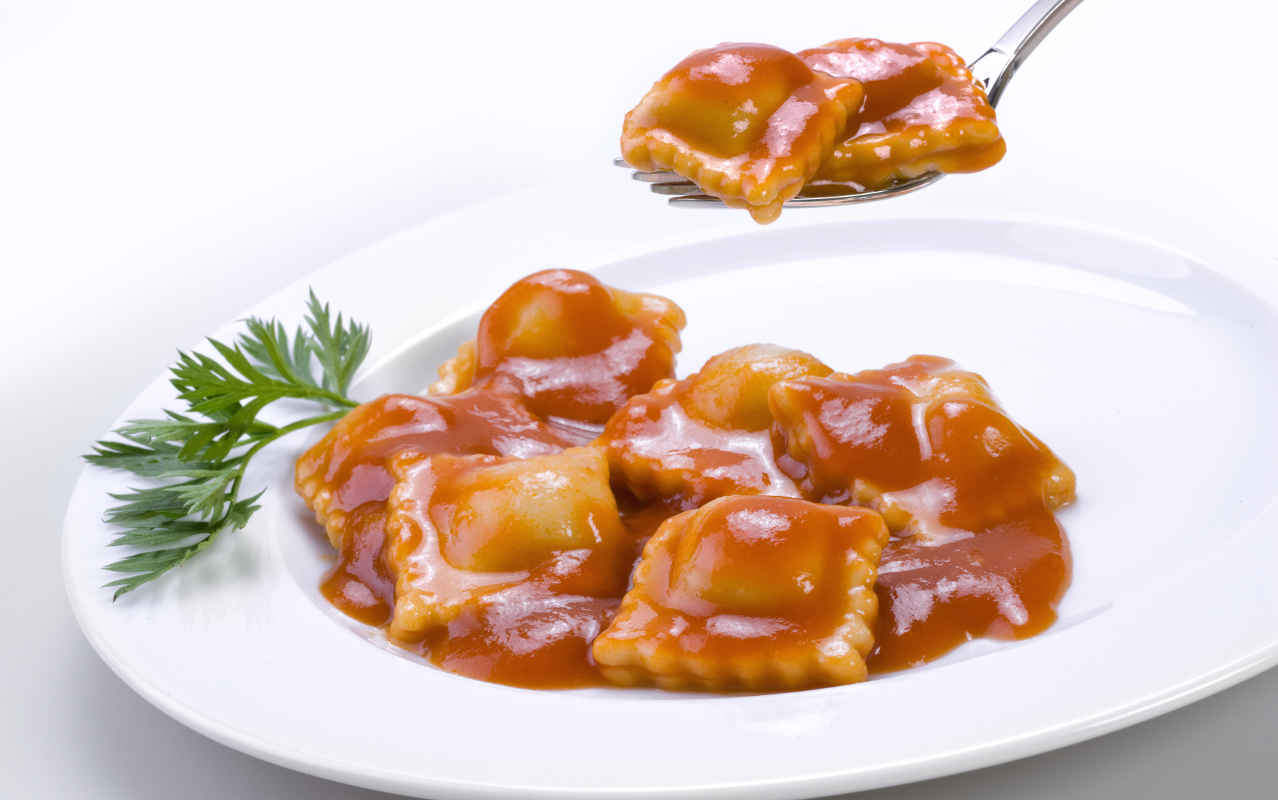 Ravioli di patate con stracotto di manzo e salsa al vino rosso - Ricette Selenella