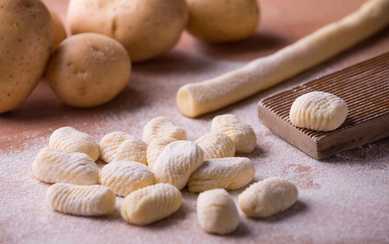 Gnocchi di patate con fondute e rape rosse Gnocchi di patate con fondute e rape rosse - Ricette Selenella