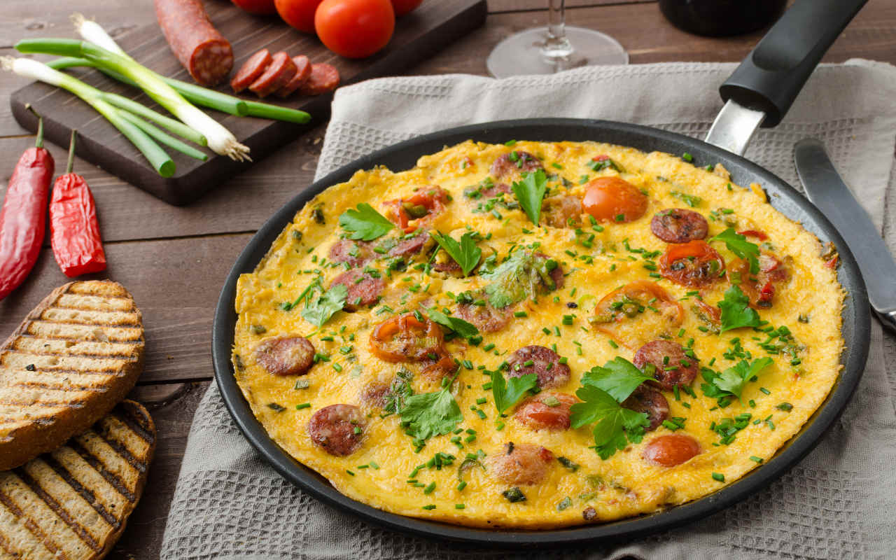 Frittata di patate Selenella, porri e salsiccia piccante - Ricette Selenella