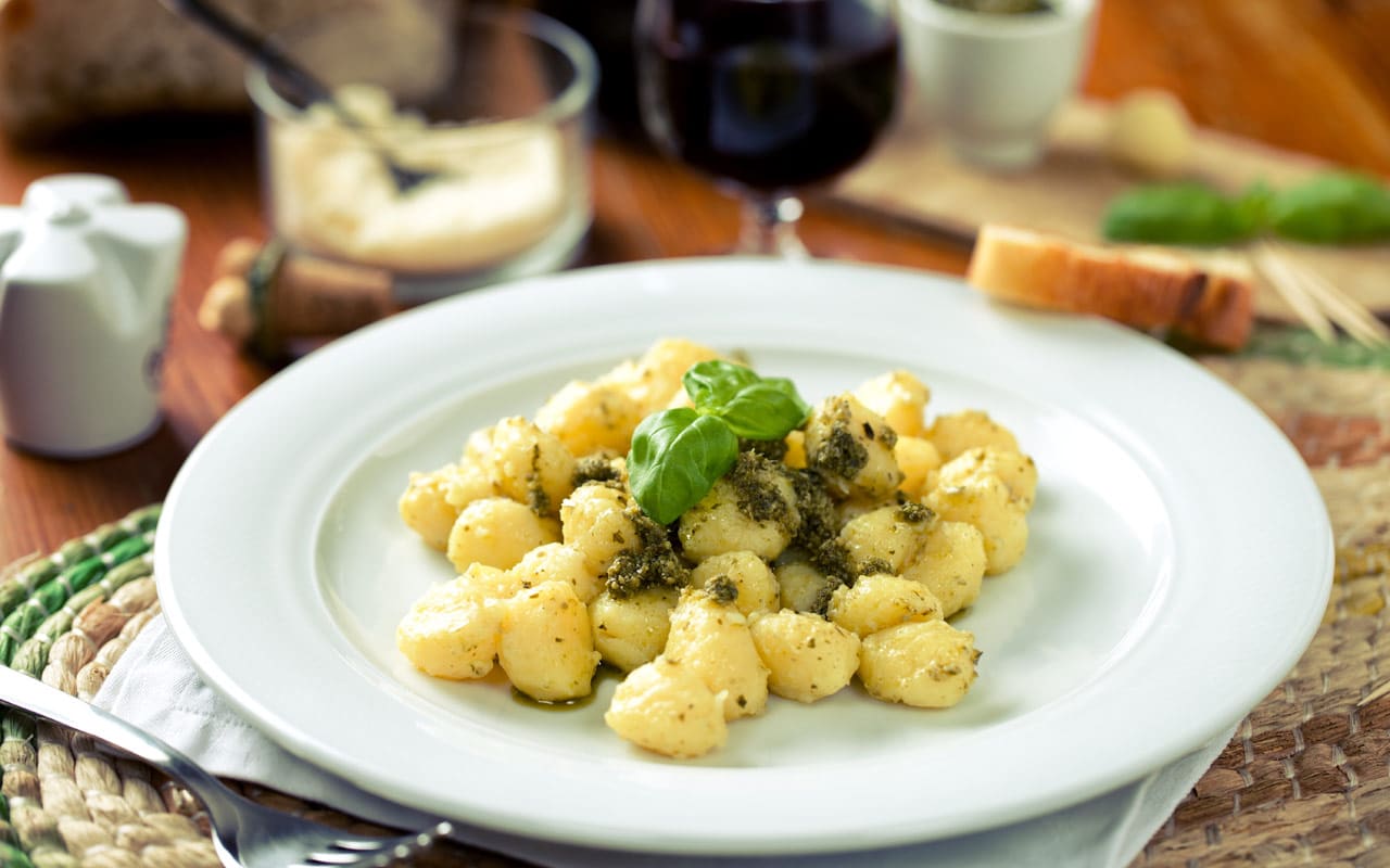 Gnocchi con crema alle erbe aromatiche - Ricette Selenella