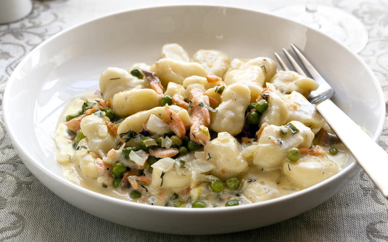 Gnocchi di patate topinambur piselli e salmone - Ricette Selenella