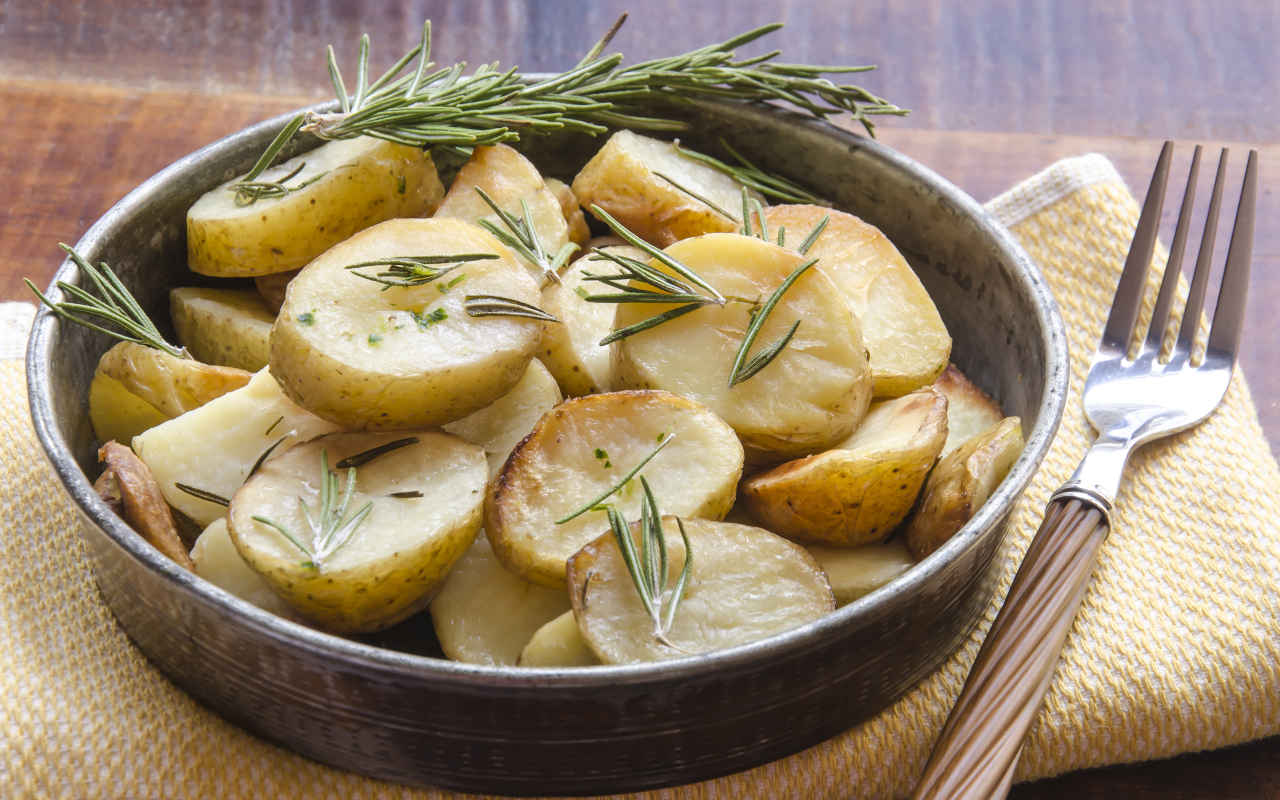 Patate novelle al rosmarino e sale grosso - Ricette Selenella