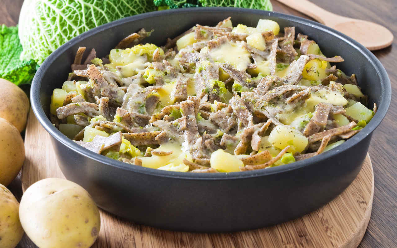 Pizzoccheri alla valdostana con patate Selenella Pizzoccheri alla valdostana con patate Selenella - Ricette Selenella