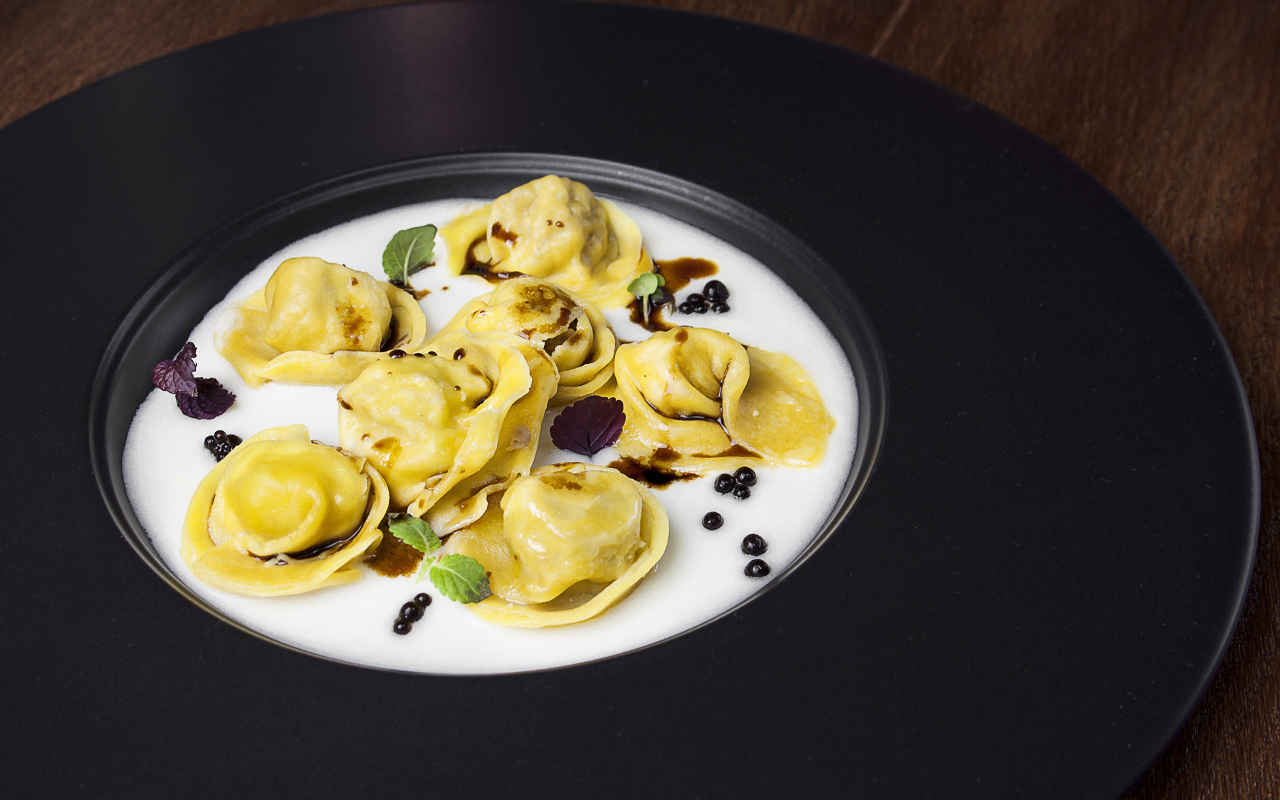 Ravioli di patate con porri stufati e gocce di aceto balsamico tradizionale di Modena - Ricette Selenella