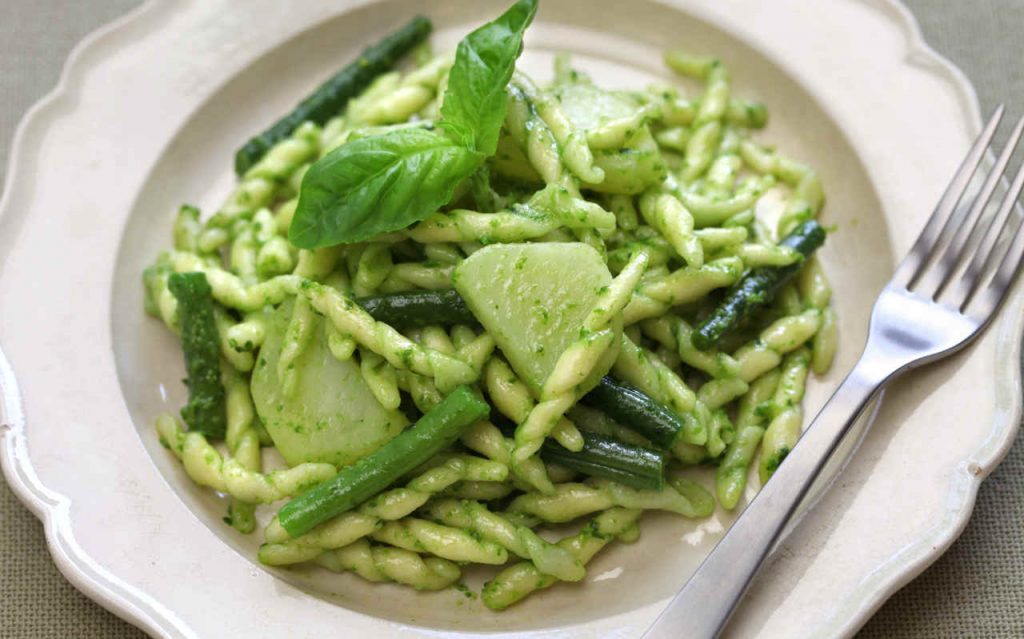 Pesto di basilico: la ricetta originale e come usarlo con la pasta ...