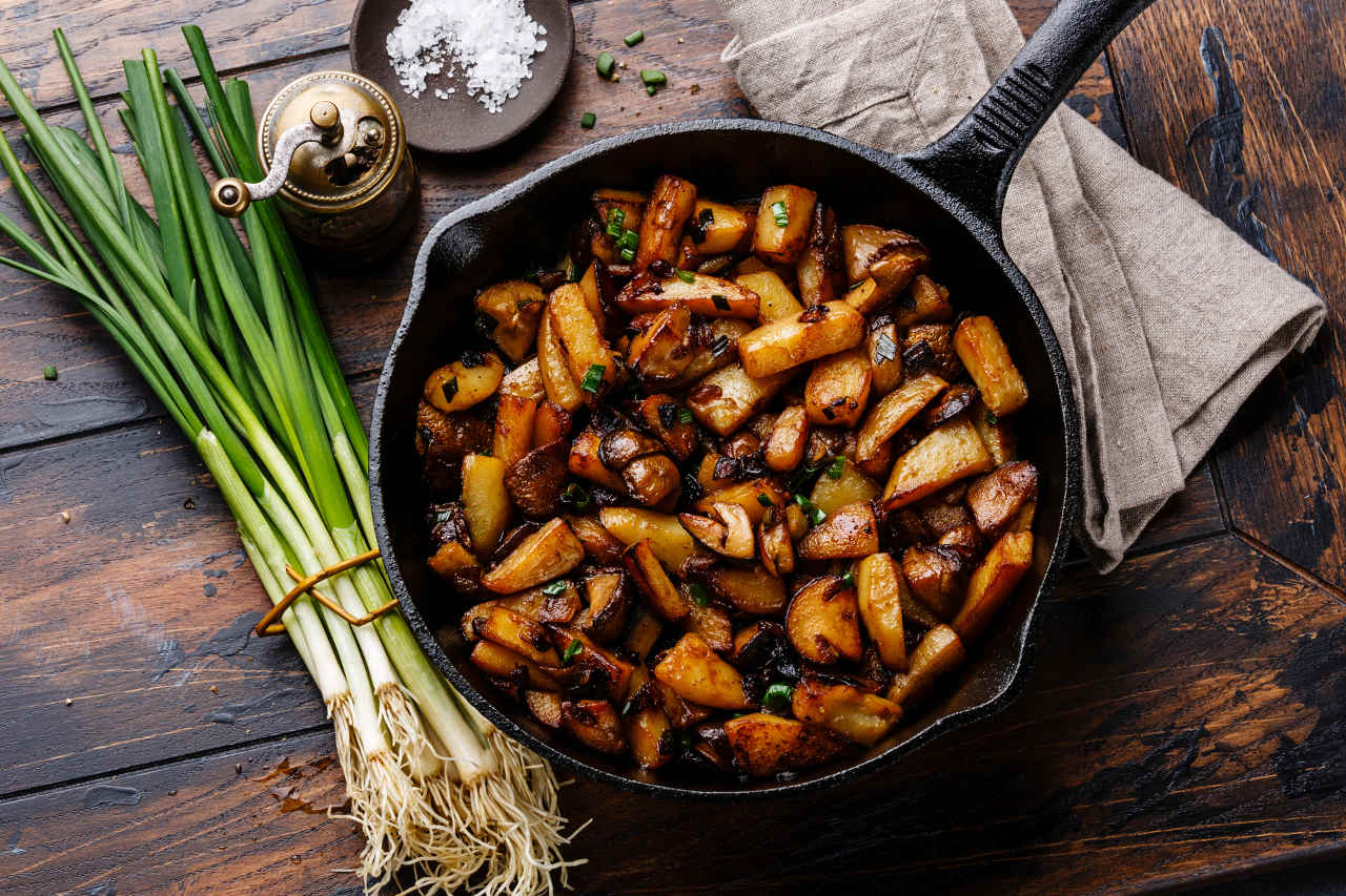 Funghi e patate in padella - Ricette Selenella