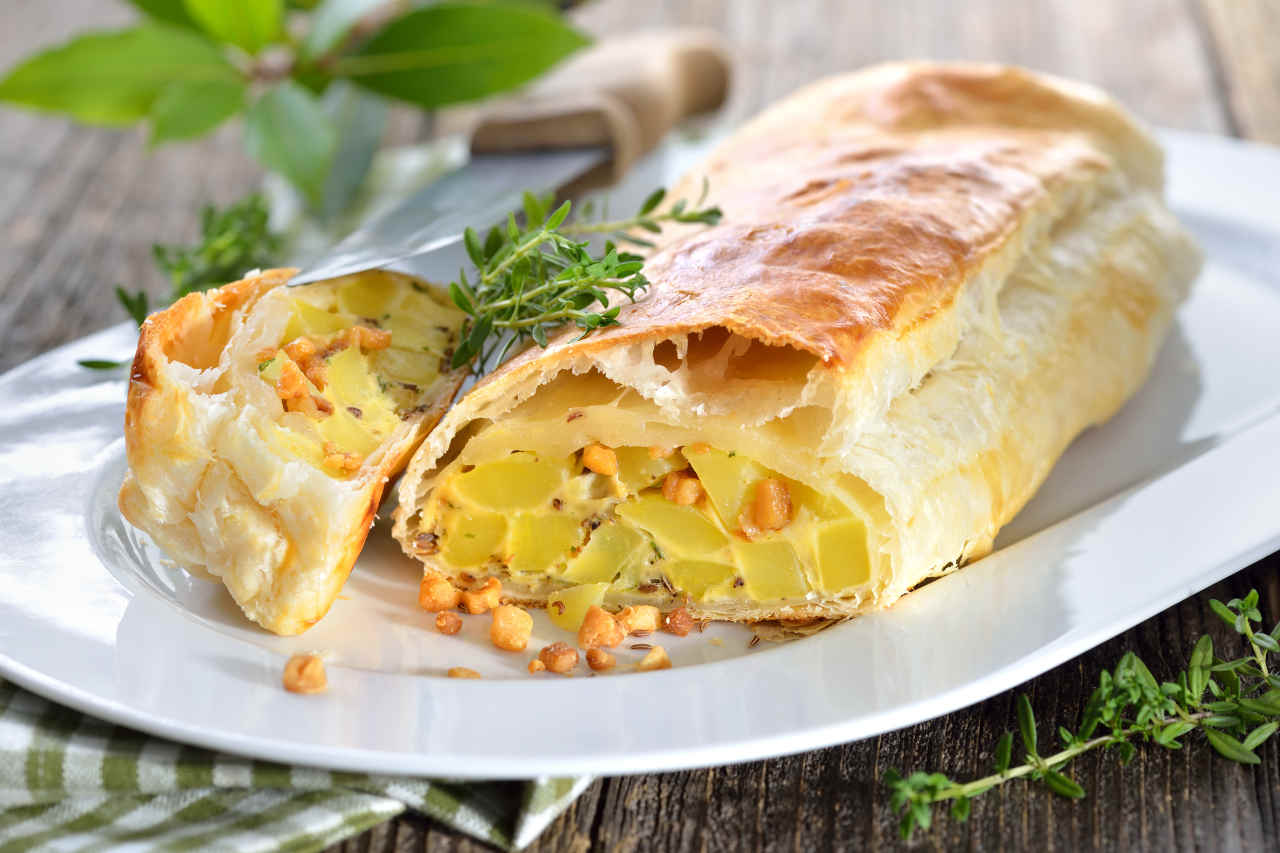 Ricette Selenella Strudel croccante di patate Selenella rosmarino e pesto di rucola