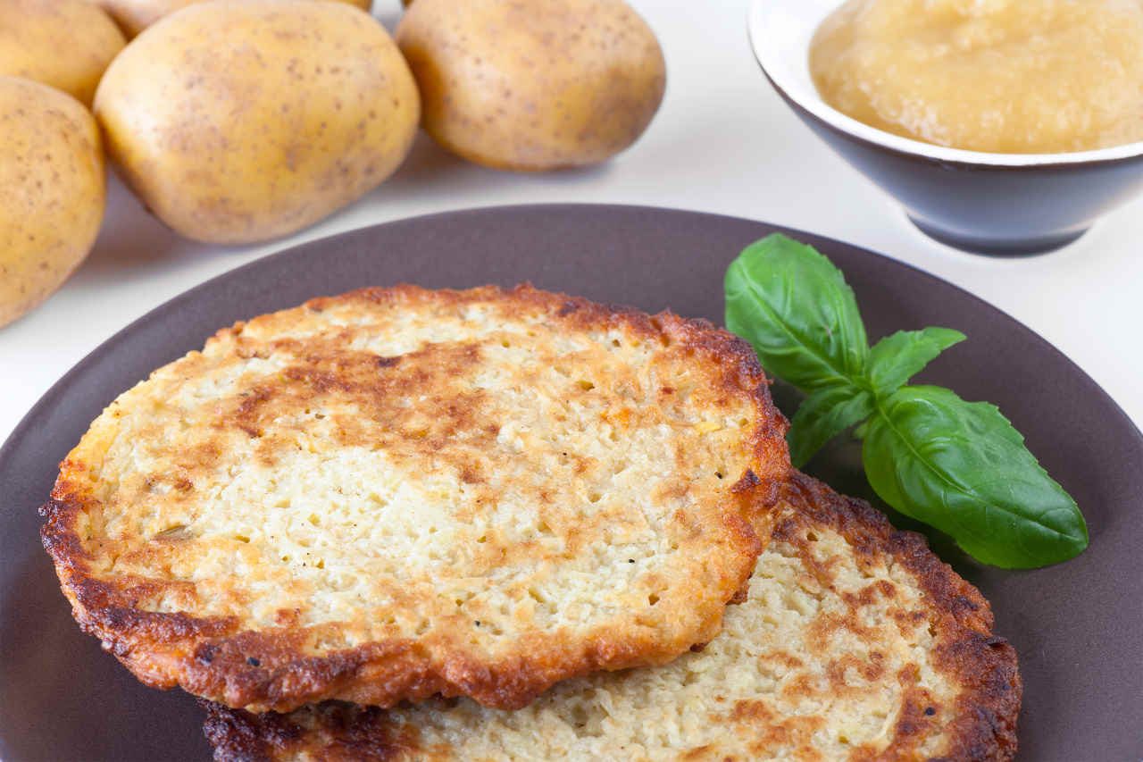 Toast di patate con purea di broccoli e acciuga con zuppetta di acqua di mozzarella - Ricette Selenella