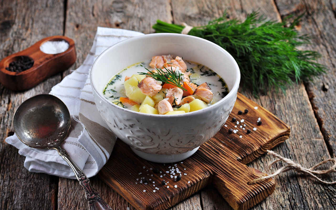 Vellutata di patate, capperi, uova di salmone e cerfoglio - Ricette Selenella