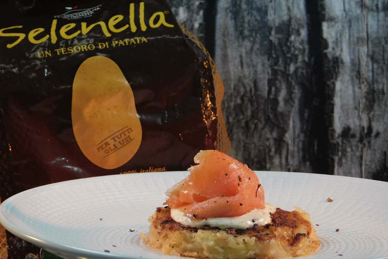 Mini rosti di patate con robiola e salmone affumicato di Luciana Molino - Ricette Selenella