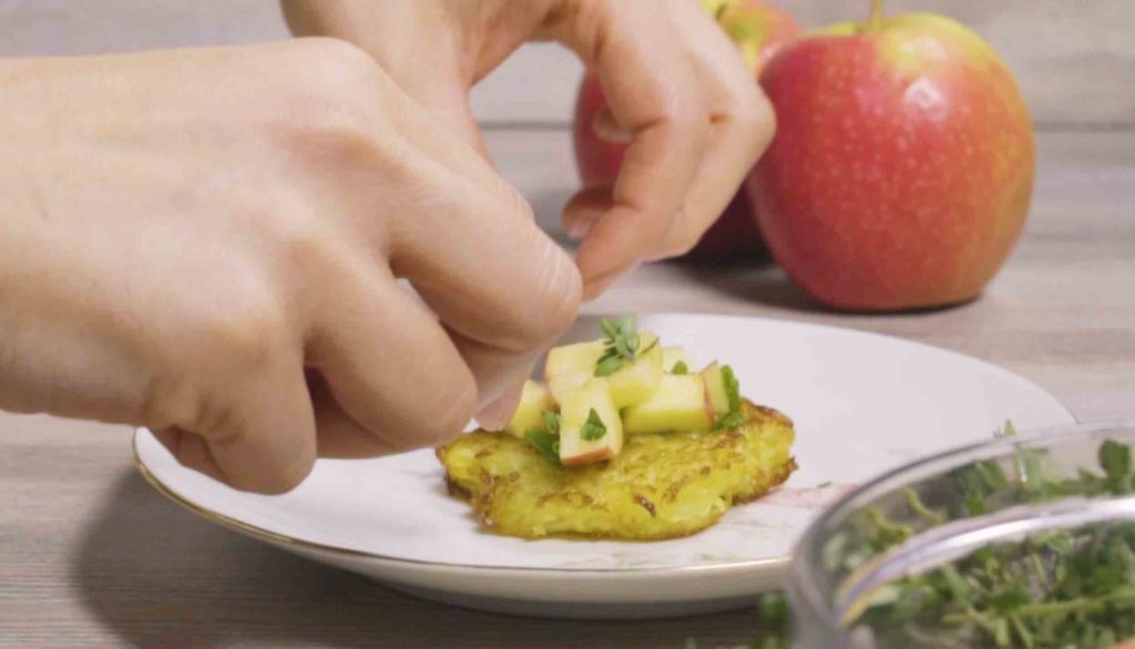 Frittelle di patate e scalogno alle mele - Ricette Selenella