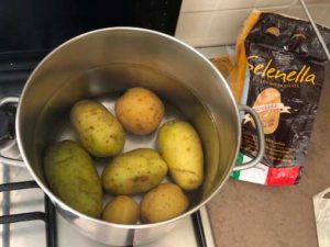 Mettere le patate in pentola