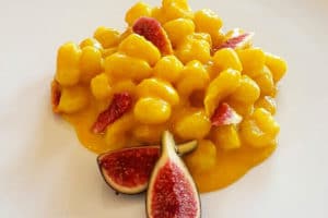 Gnocchetti di patate con taleggio, curcuma e fichi