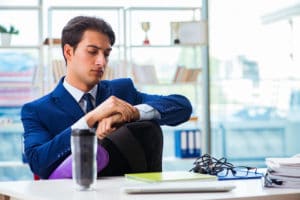 Lo spuntino pomeridiano dell’atleta ed esercizi da fare in ufficio tra una pausa e un altra: squat a corpo libero!