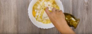 Condire con parmigiano, pepe, sale e olio