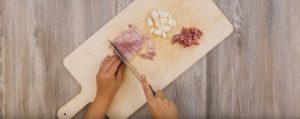 Tagliare il prosciutto e il salame