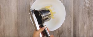 Far freddare le patate, sbucciarle e schiacciarle
