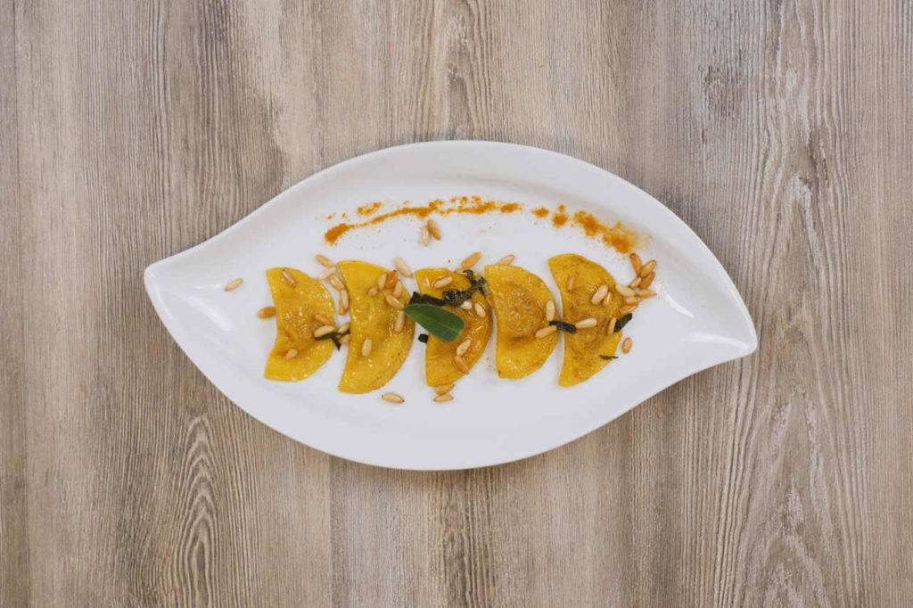 Ravioli alla curcuma con patate e zucca - Ricette Selenella