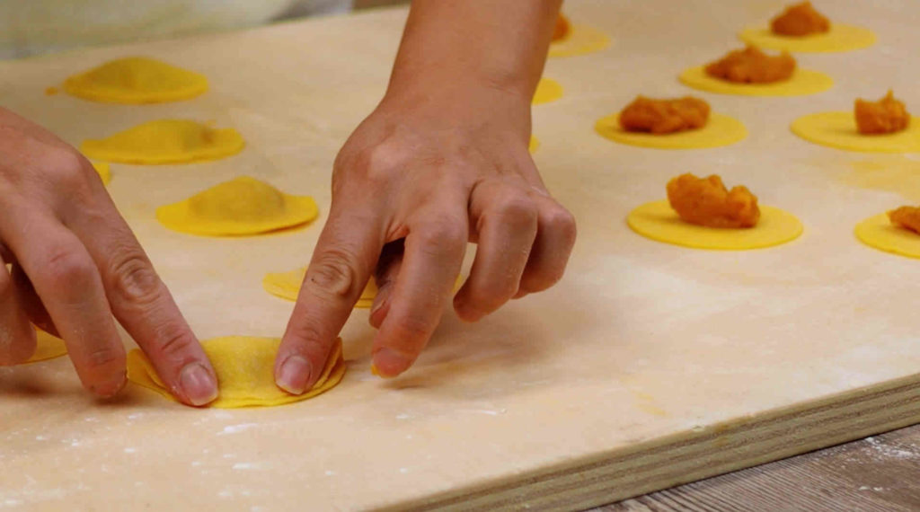 Ravioli alla curcuma con patate e zucca - Ricette Selenella