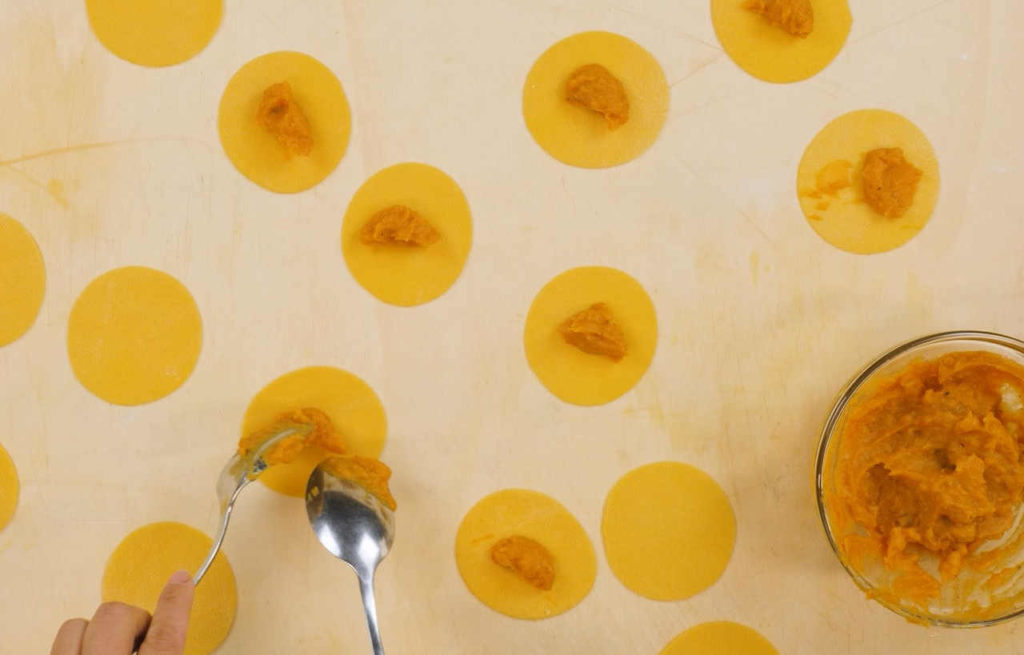 Ravioli alla curcuma con patate e zucca - Ricette Selenella