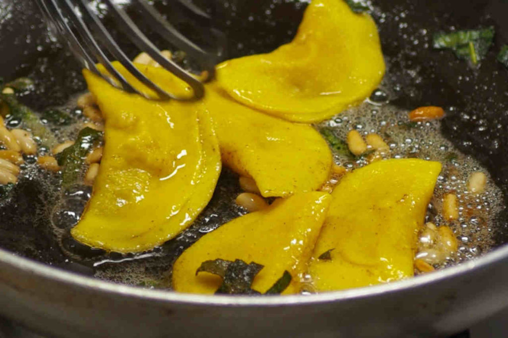 Ravioli alla curcuma con patate e zucca - Ricette Selenella