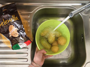 Lavare le patate in acqua fredda