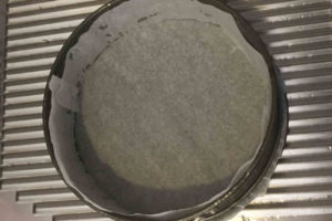 Rivestire la tortiera con la carta da forno