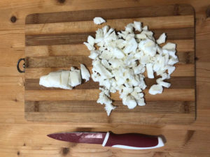 Tagliare la mozzarella a cubetti