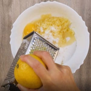 aggiungere scorza di limone