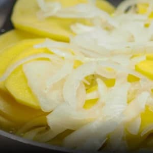 cottura-patate-con-cipolla-Selenella