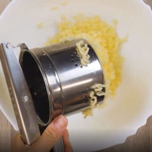 sbucciare e schiacciare le patate selenella