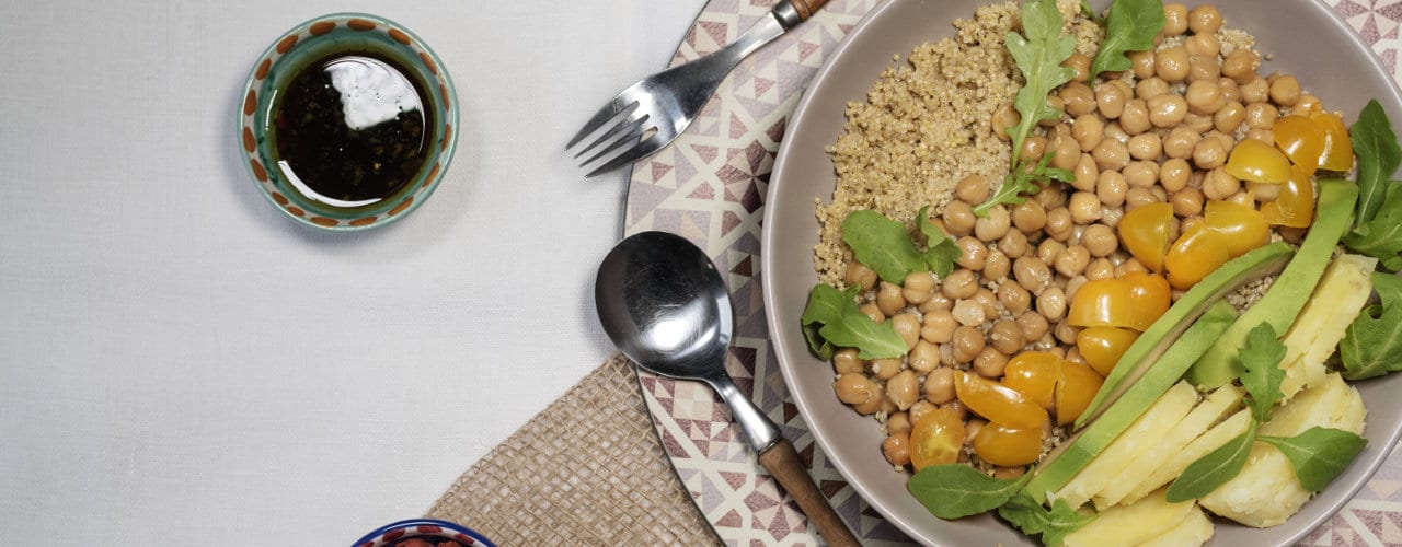 Insalata con patate, ceci, avocado, quinoa, rucola e pomodorini gialli - Ricette Selenella