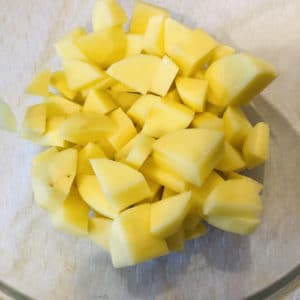 patate-sbucciate-tagliate-maccheroni