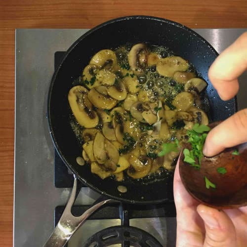 Patata ripiena di battuta di fassona e champignon trifolati - Ricette Selenella