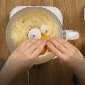 Preparazione torta alle patate e mandorle Selenella