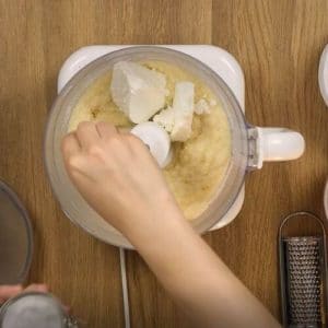 Preparazione torta alle patate e mandorle Selenella