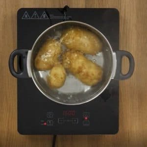 Preparazione torta di patate e mandorle Selenella