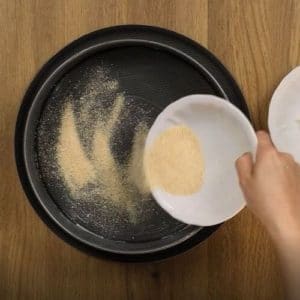 Preparazione torta alle patate e mandorle Selenella