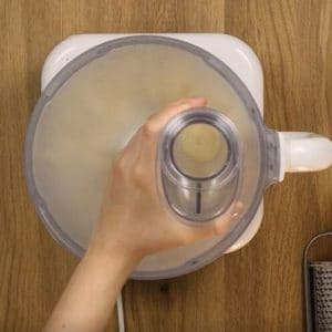 Preparazione torta alle patate e mandorle Selenella