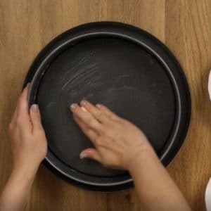 Preparazione torta alle patate e mandorle Selenella