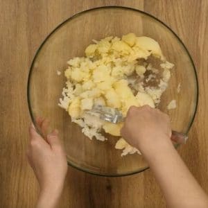 Preparazione torta di patate e mandorle Selenella