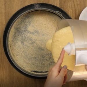 Preparazione torta alle patate mandorle Selenella