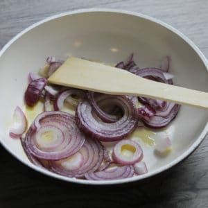 poniamo le cipolle in padella