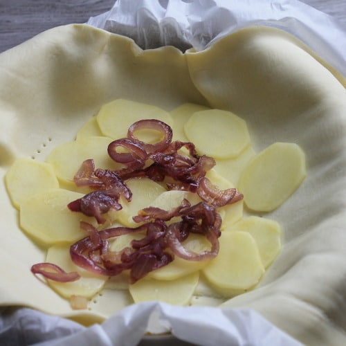 Torta rustica con patate, toma e cipolle - Ricette Selenella