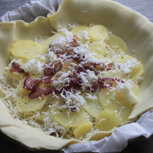 Torta rustica con patate, toma e cipolle - Ricette Selenella