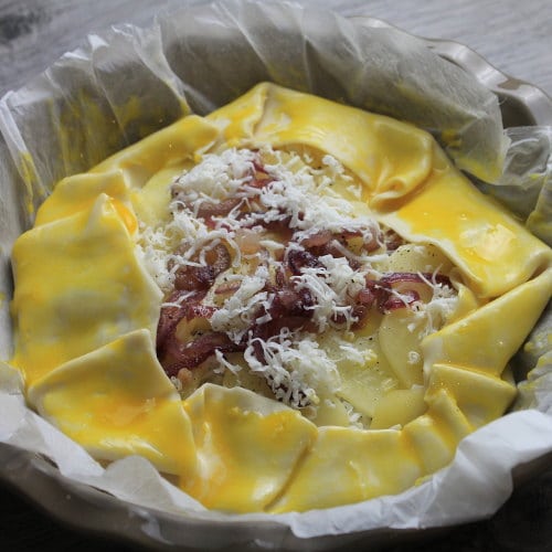 Torta rustica con patate, toma e cipolle - Ricette Selenella